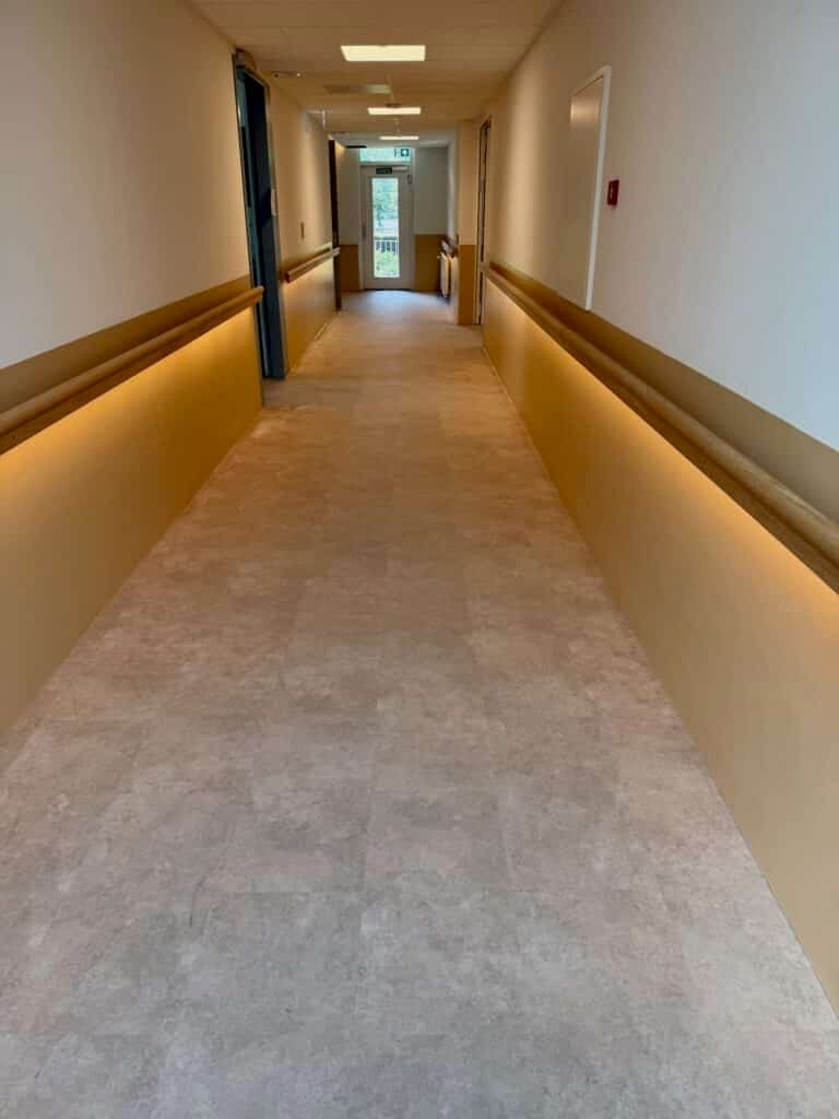 Professionele bouwschoonmaak van een gang na renovatie door De Haagse Spons